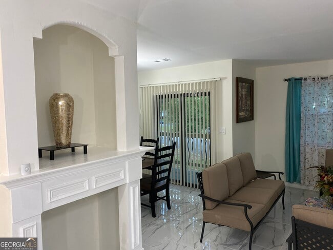 Building Photo - 825 S Forest Lake Dr