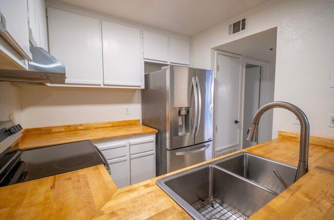 Building Photo - 1019 Dornajo Way