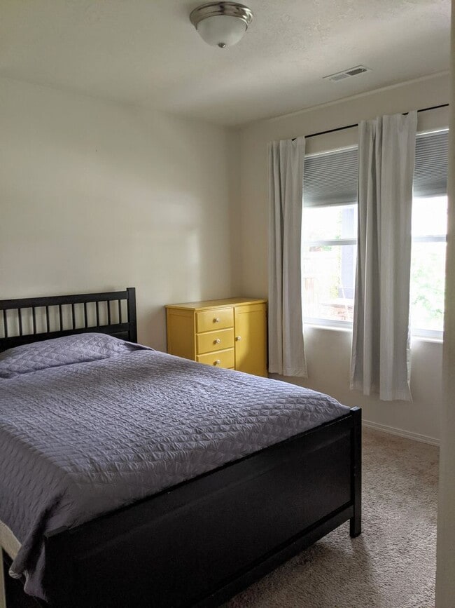 Building Photo - 3 Bed, 2 Bath Single Level Home in SE Bend...