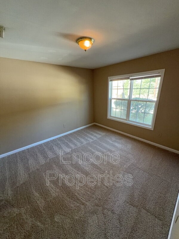 Building Photo - 2004 Hart St