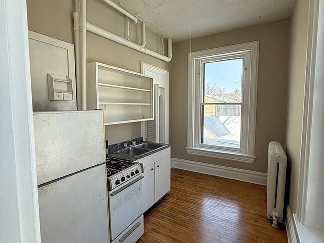 Building Photo - 223 Bates Ave