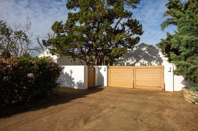 Building Photo - 1090 Devonshire Dr