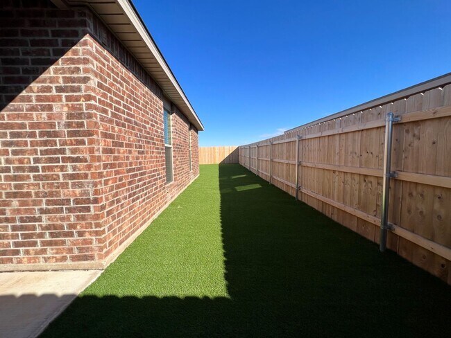 Building Photo - 3 Bedroom Townhome In Harvest Wolfforth!