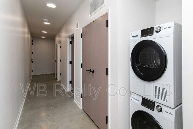 Building Photo - 315 5th St