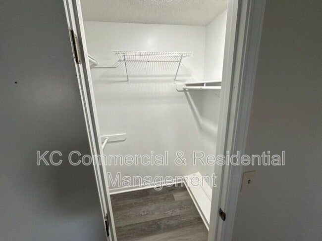 Building Photo - 5716 N London Ave