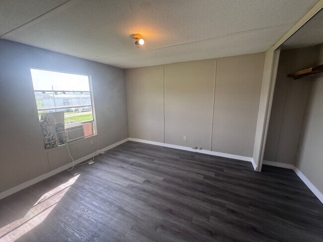 Building Photo - 102 Lakewater Dr