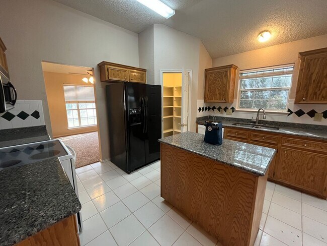Building Photo - Large 4 Bedroom Home in Skipcha Mountain!