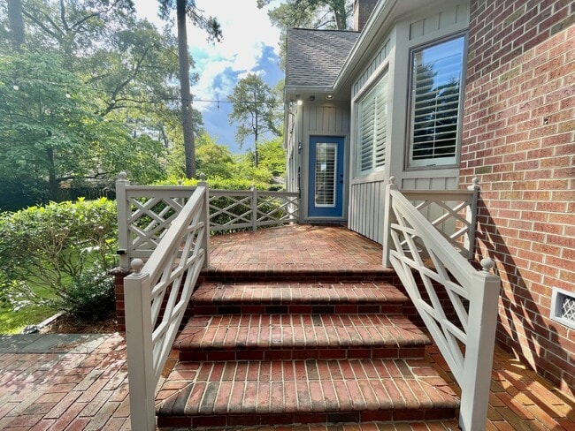 Building Photo - 4 Bed, 4 And A Half Bath Nest In Haymount