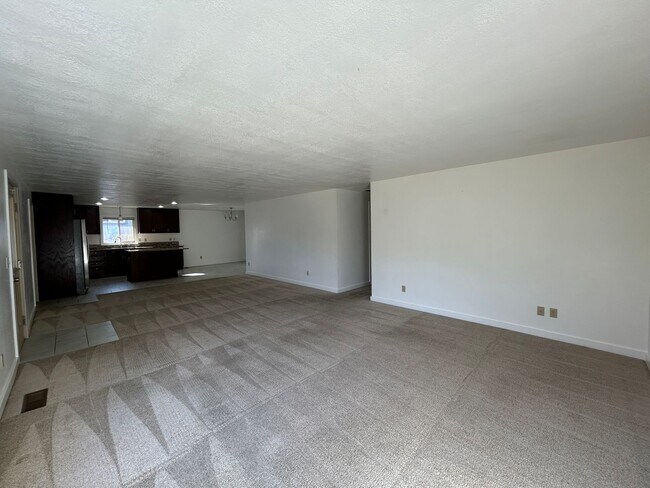 Building Photo - 4 Bedroom / 2 Bathroom Home in SW Redmond