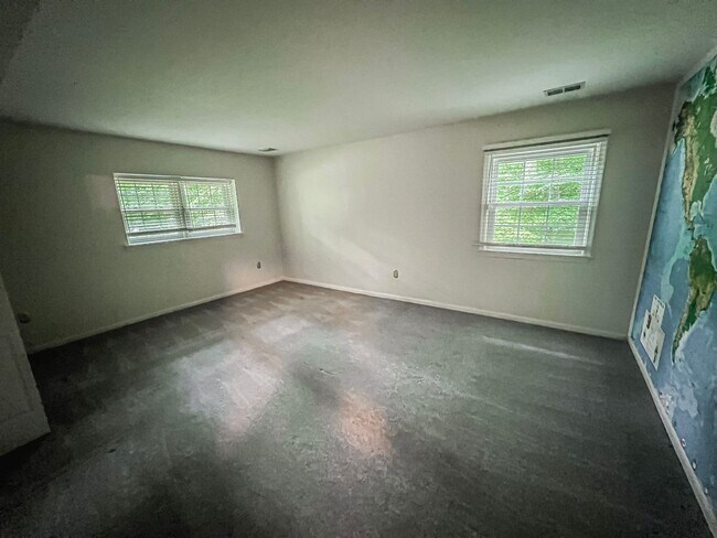 Building Photo - Remarkable Home With Spacious Deck And Detached Parking In A Quiet Cul De Sac In Woodbine Woods