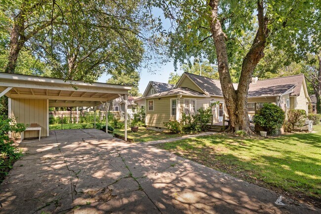 Building Photo - Recently updated and fully furnished Midto...