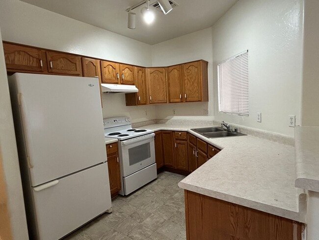 Building Photo - 3 Bedroom 2 1/2 Bathroom Freshly painted & carpet, Close to Grand Canyon University