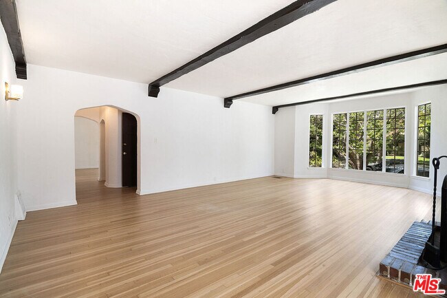 Building Photo - 342 N Orange Dr