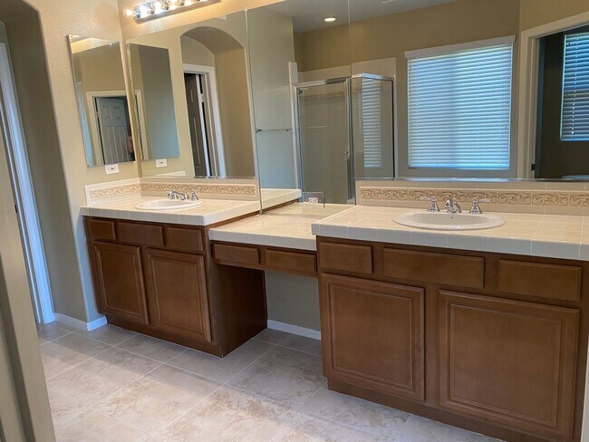 Building Photo - 5 bedroom home in Morgan Hill