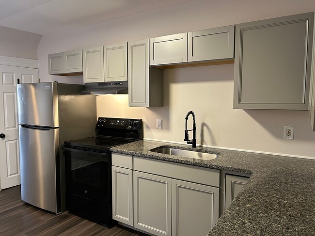 Building Photo - Updated 3-Bedroom, 1-Bathroom Home in Lanc...