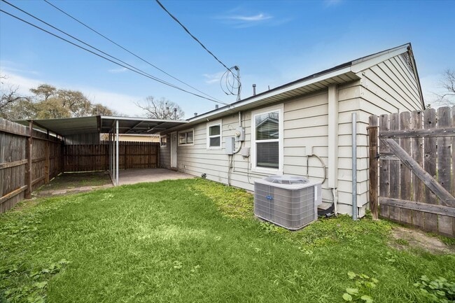 Building Photo - 434 Meters St