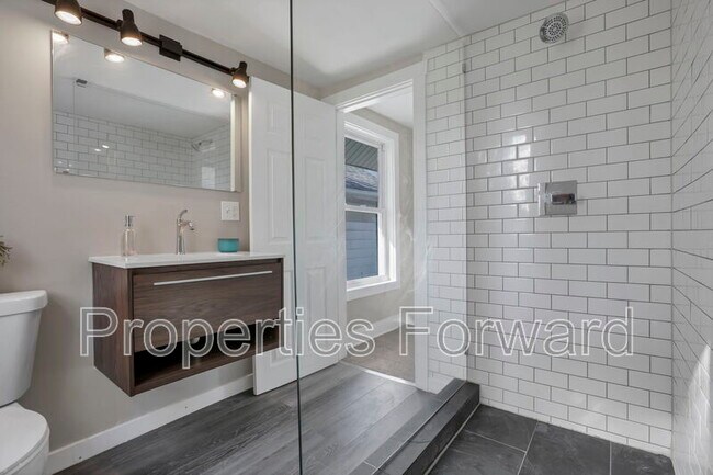 Building Photo - 533 E Jenkins Ave