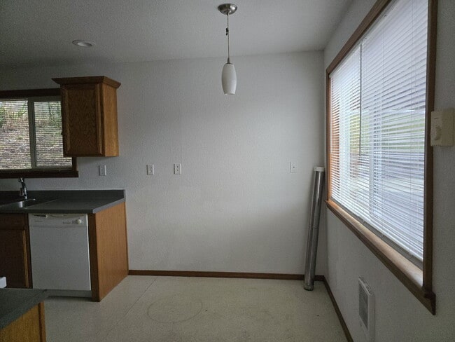 Building Photo - 1214 SE Overlook Ave