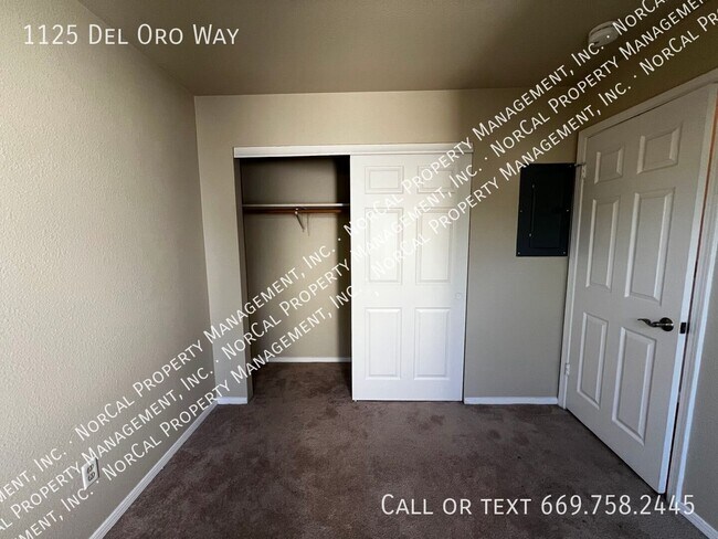 Building Photo - 1125 Del Oro Way