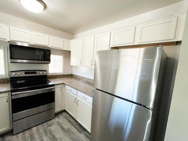 Building Photo - ADORABLE GATED CONDO LOCATED IN A GATED CO...