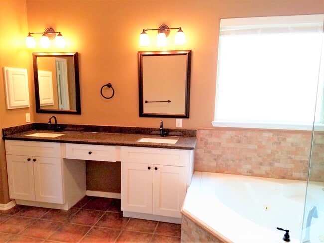 Building Photo - 2103 Blue Water Bay Dr