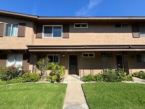 Building Photo - Clean and upgraded 3 bedroom townhouse available in Fountain Valley