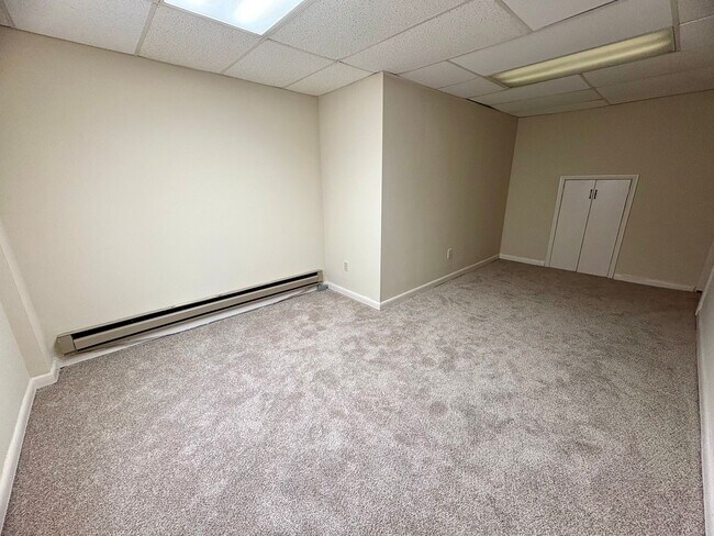 Building Photo - 1325 W Poplar St