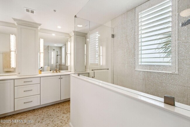 Building Photo - 426 Beachside Pl