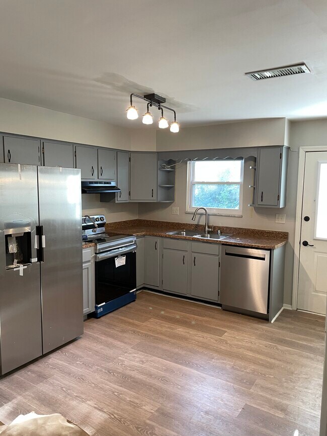 Building Photo - 400 Schenkel Ln