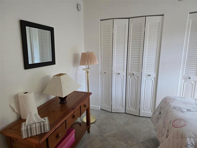 Building Photo - 959 SE 2nd Ave