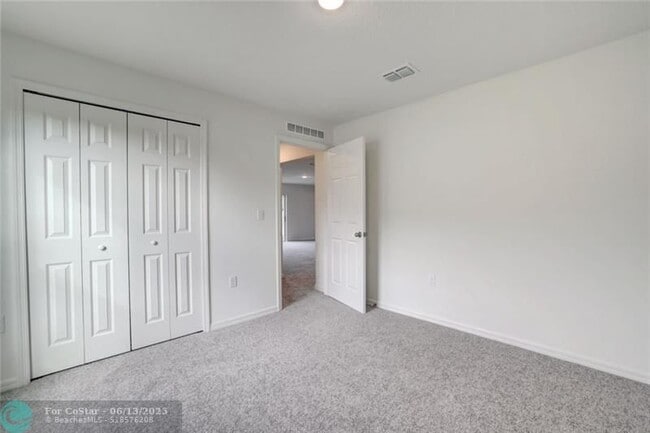 Building Photo - 555 SW Paar Dr