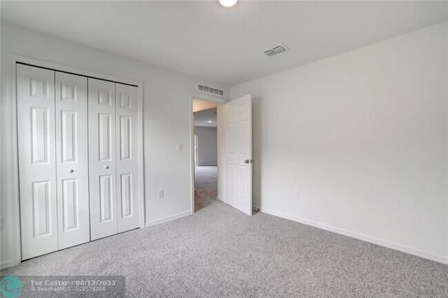 Building Photo - 555 SW Paar Dr