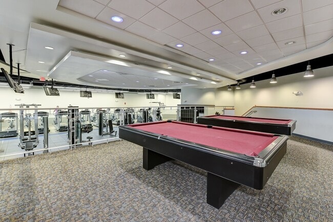 Building Photo - Spacious & Bright Studio at River Place