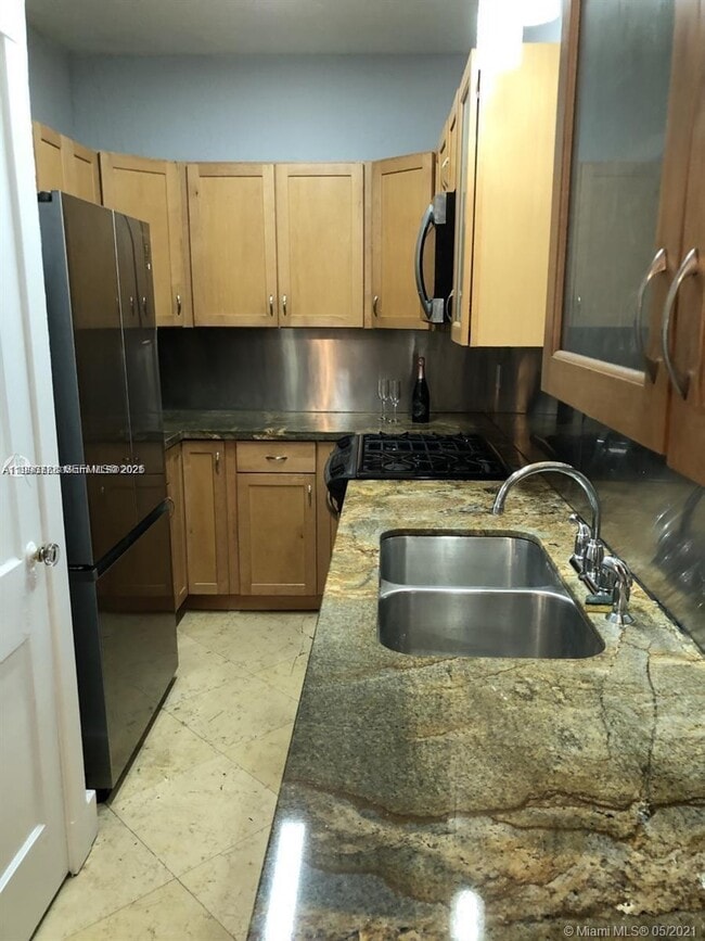 Building Photo - 329 W 28th St