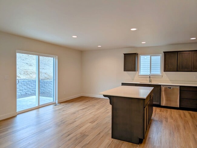 Building Photo - **New Construction** FOUR Bedroom House for Rent in Eastmont School District!