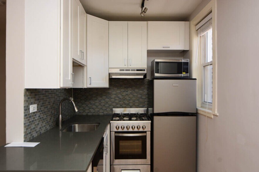 Building Photo - 511 W Belmont Ave