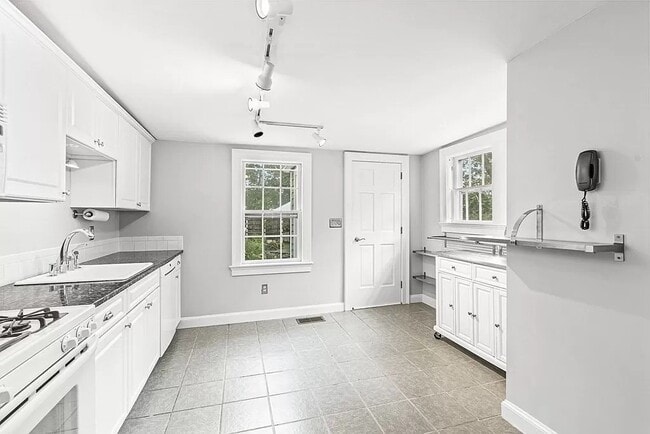 Building Photo - 14 Schouler Ct