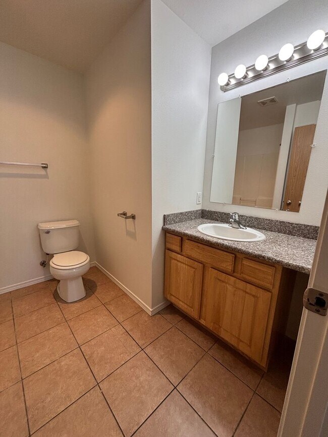 Building Photo - Pet Friendly 3 bedroom Townhouse!