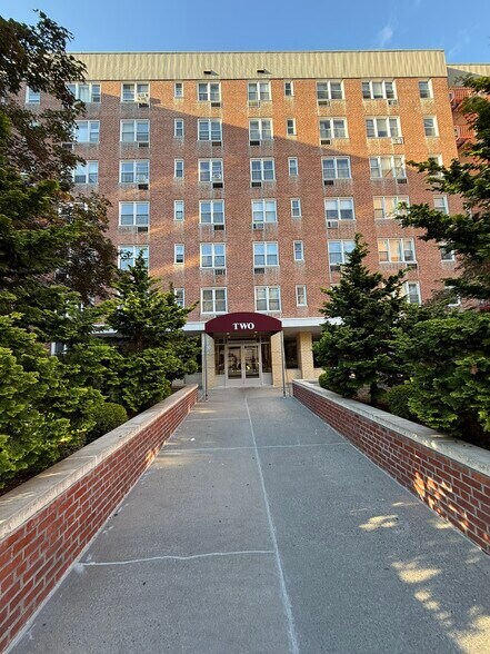 Primary Photo - 2 Sadore Ln