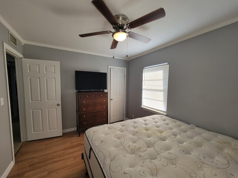 Building Photo - 1405 W 13th St