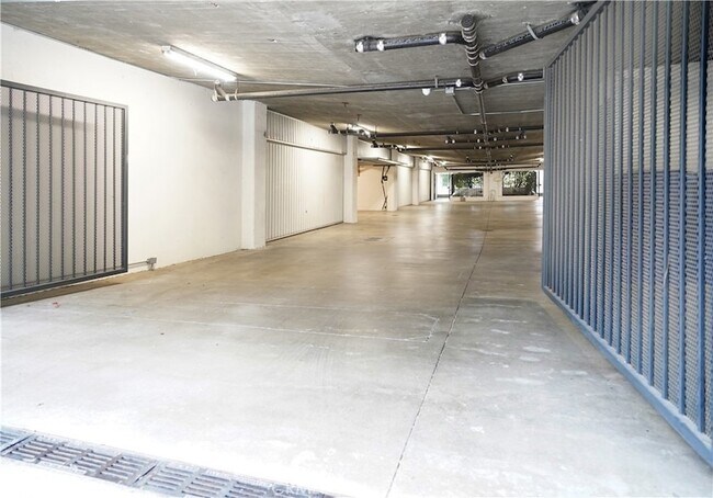 Building Photo - 14025 Riverside Dr