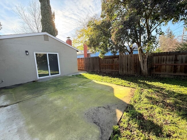 Building Photo - 1725 Albion Pl