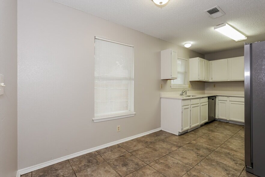 Building Photo - 8120 Camelot Rd