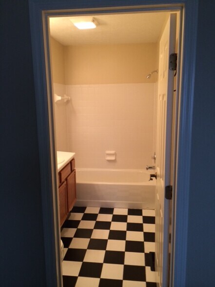 Full bath upstairs - 1143 Bay Harbour Cir