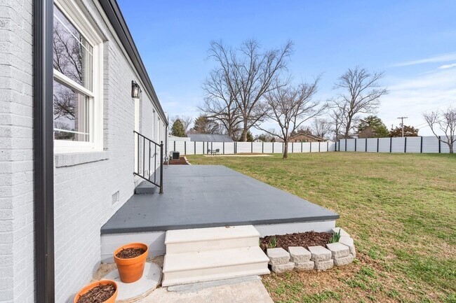 Building Photo - 102 Dogwood Ln