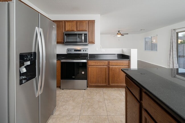 Building Photo - 4 bed, 2.5 bath, 2,251 sqft