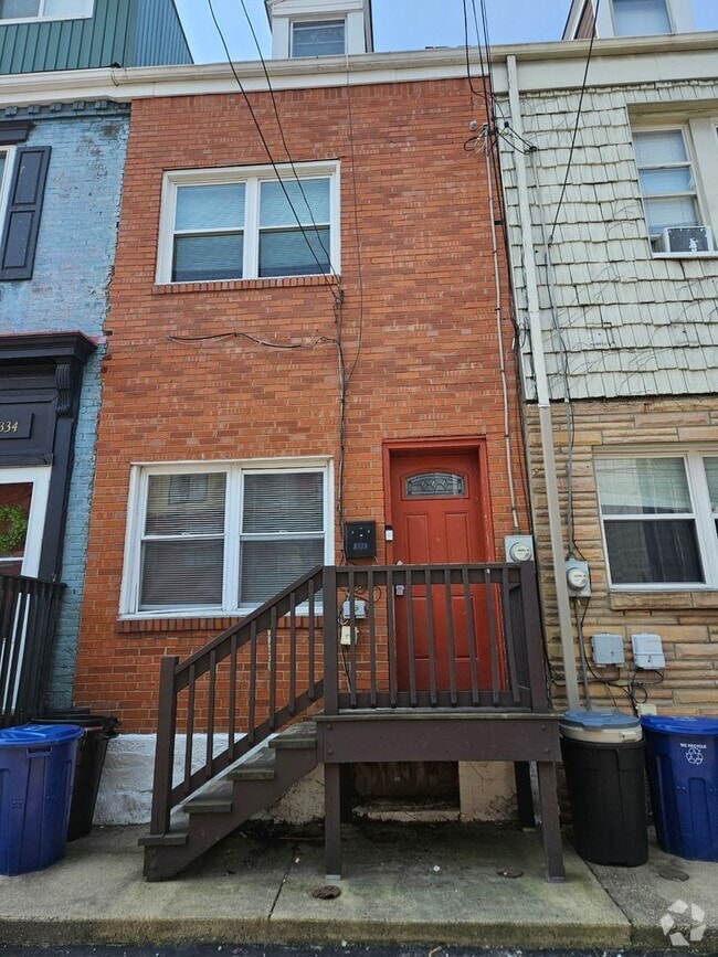 Building Photo - Central Location, Private Deck, In Unit W/...