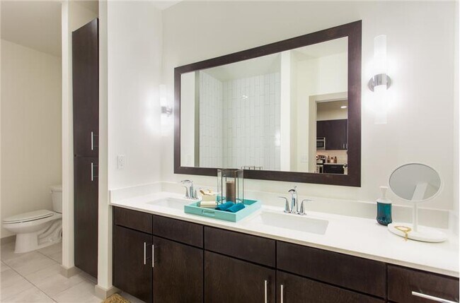 Building Photo - 1102 S Lamar Blvd