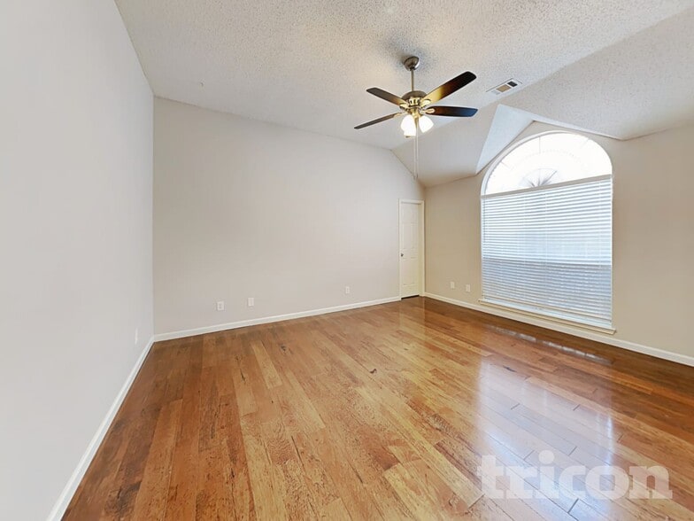 Building Photo - 1041 Essex Dr