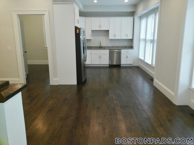 Building Photo - 2044 Beacon St